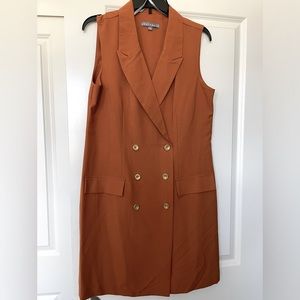 Sleeveless dress, golden buttons